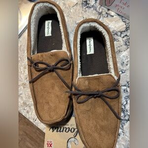 Dearfoams Men’s Brown Suede Moccasin Slip-Ons with Bow NWT